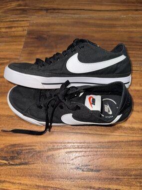 NikeCourt Legacy Canvas Women’s shoes size 8